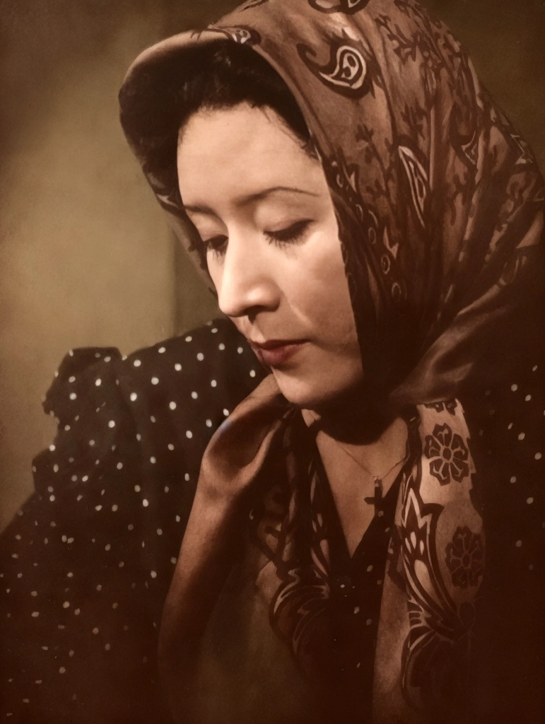 「無題（頭にスカーフを巻いてうつむく志賀暁子さん）」 尾崎三吉 （1938年以前） | AIカラー化