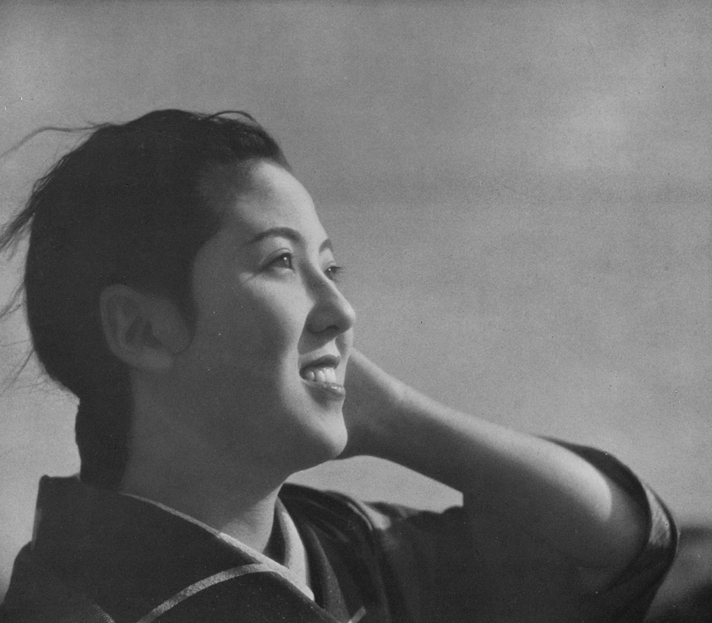 「無題（青空と横を向いた若い日本人女性）」 尾崎三吉 （1938年以前） | ポートレートより