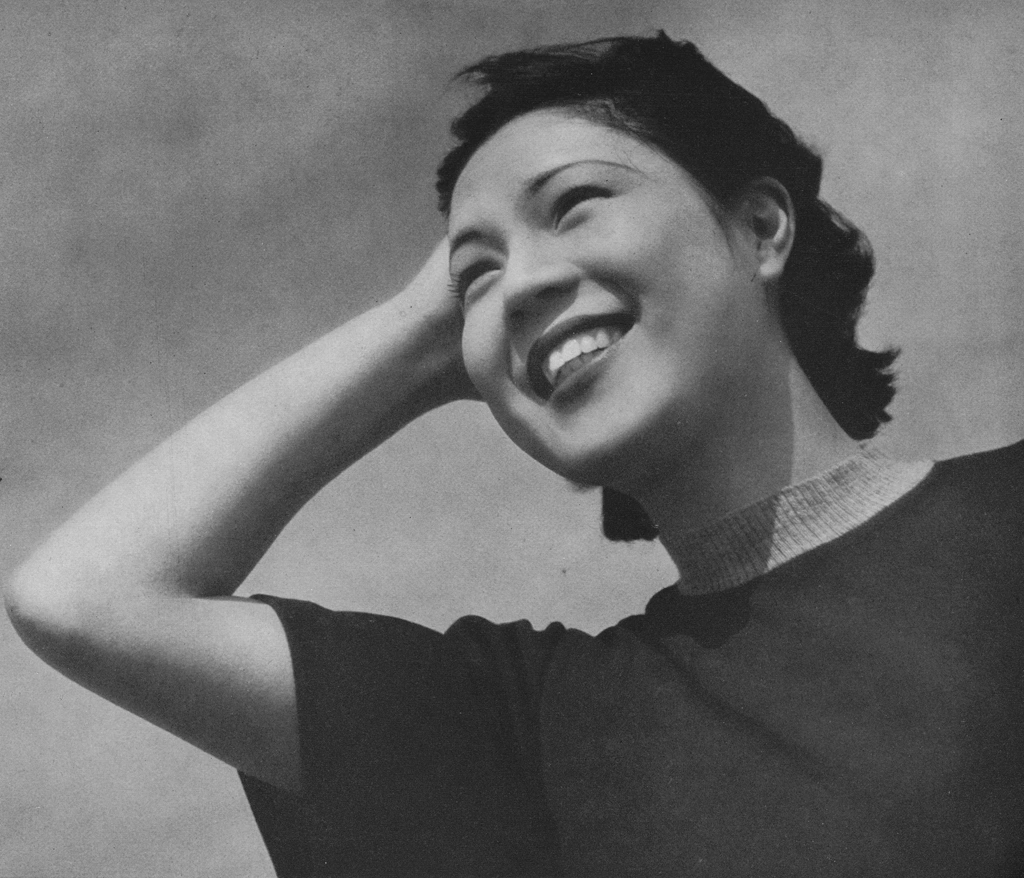 「無題（青空と頭に手を当てた若い日本人女性）」 尾崎三吉 （1938年以前） | ポートレートより